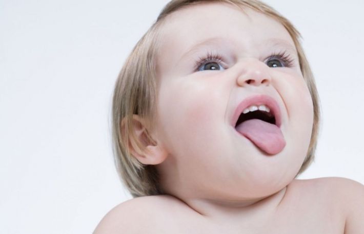 Cum sa dezlipesti limba unui copil de pe o bara inghetata